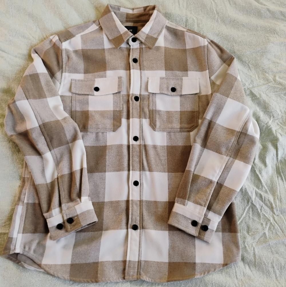 H&M Long Sleeve flannel shirt. Brand New, Never worn. Regular fit. Men's size La
